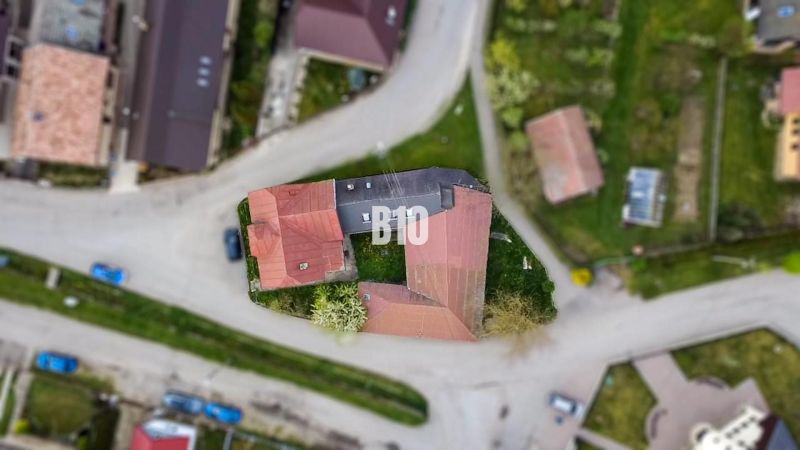 Letecký pohled na rodinný dům v Púchově obklopený cestami a zelenými plochami.
