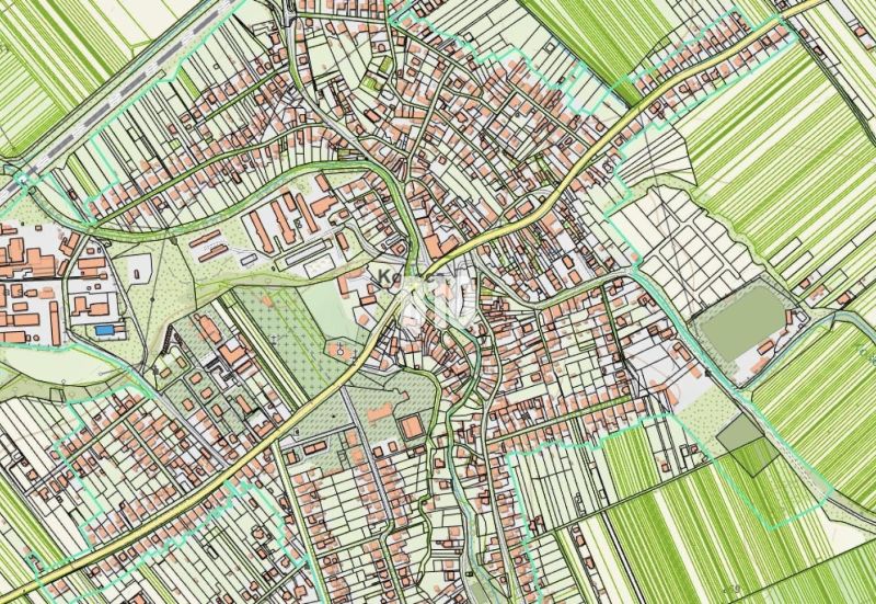 Mapa obce Košeca zobrazuje rozmístění ulic, budov a přilehlých polí.
