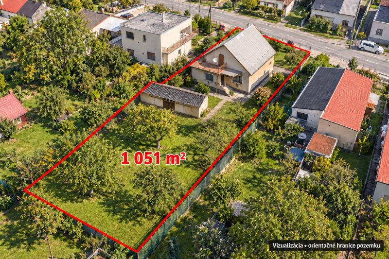 Letecký pohled na rodinný dům s pozemkem 1051 m² na Družstevní v Dubnici nad Váhom.