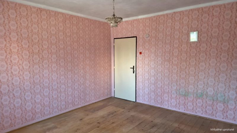 Interiér v rodinném domě s tapetami a podlahou s dřevěným dekorem.