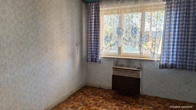 Interiér rodinného domu s tapetami, záclonami a podlahou s dřevěným dekorem.