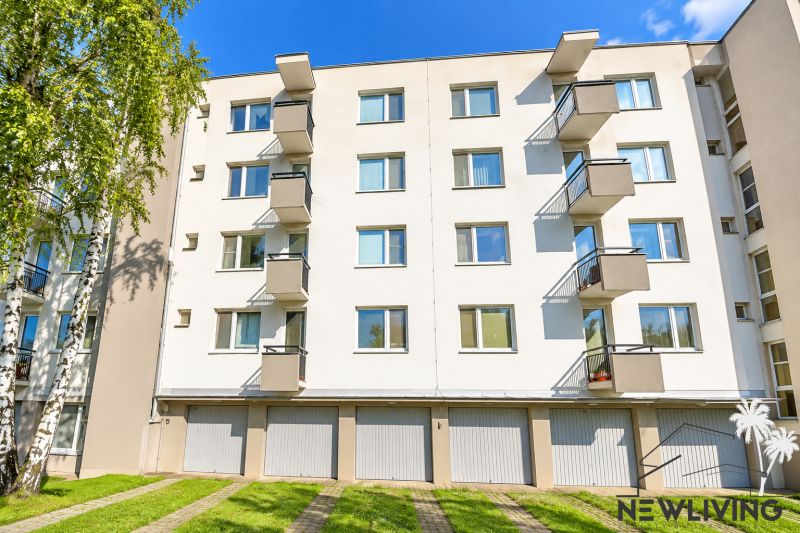 Bytový komplex na Vážské ulici v Piešťanech s balkóny a garážovými vraty.