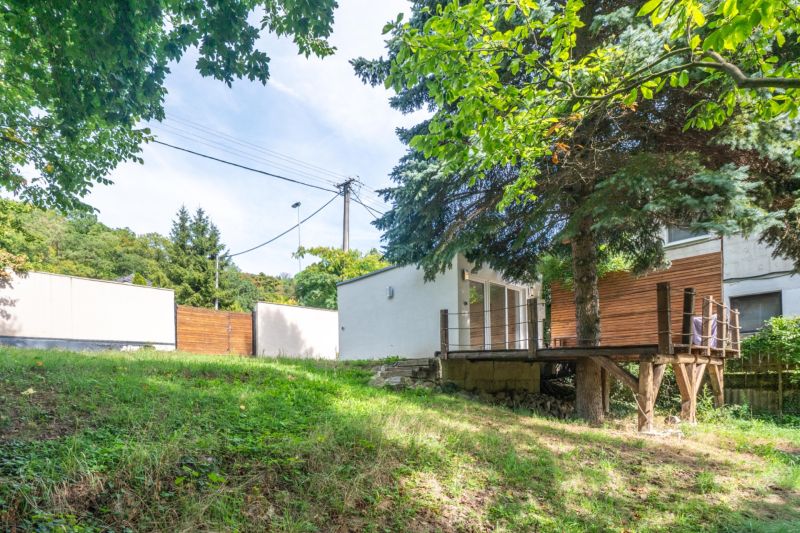 Dům se zahradou mezi stromy na Rekreačních pozemcích, Bratislava - Devín, Devínská cesta.