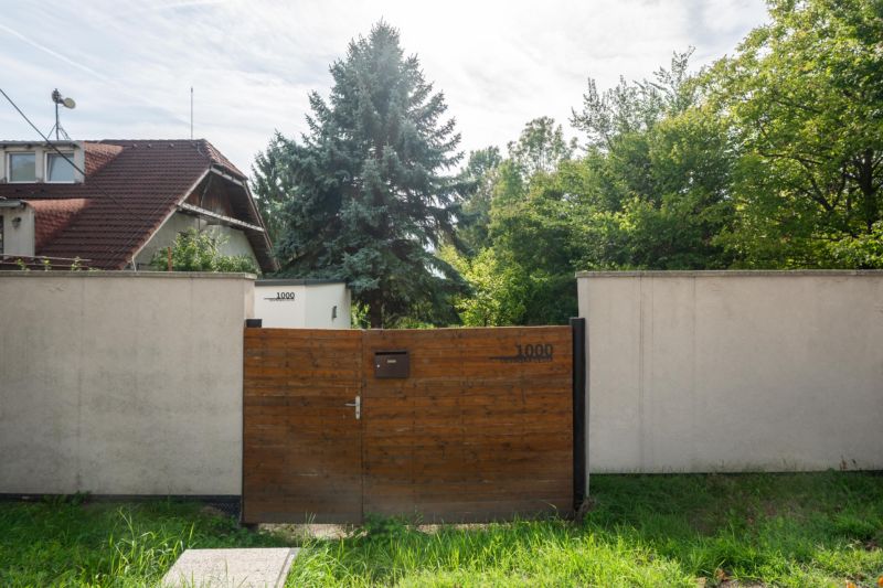 Brána a plot na Rekreačních pozemcích v Bratislavě - Devíně na Devínské cestě.