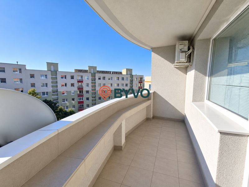Balkon 4pokojového bytu na Veternicové v Bratislavě - Karlově Vsi s výhledem na sídliště.
