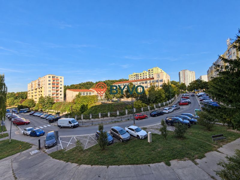 Pohled na 4-pokojový byt v Bratislavě - Karlově Vsi, Veternicově ulici.