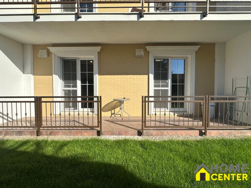 Balkon 2-pokojového bytu na ulici Parná ve městě Komárno s výhledem na zeleň.
