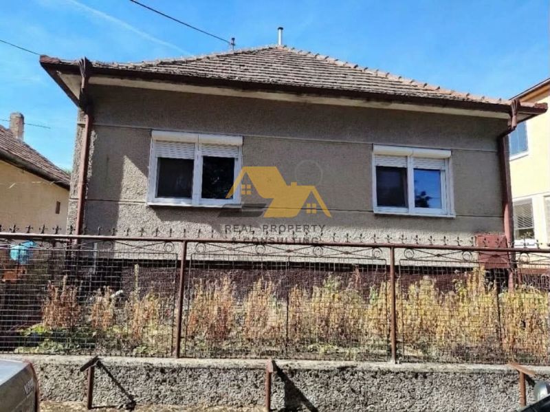 Rodinný dům v Tvrdošovcích na ulici Tvrdošovce s klasickou střechou a zahradou.