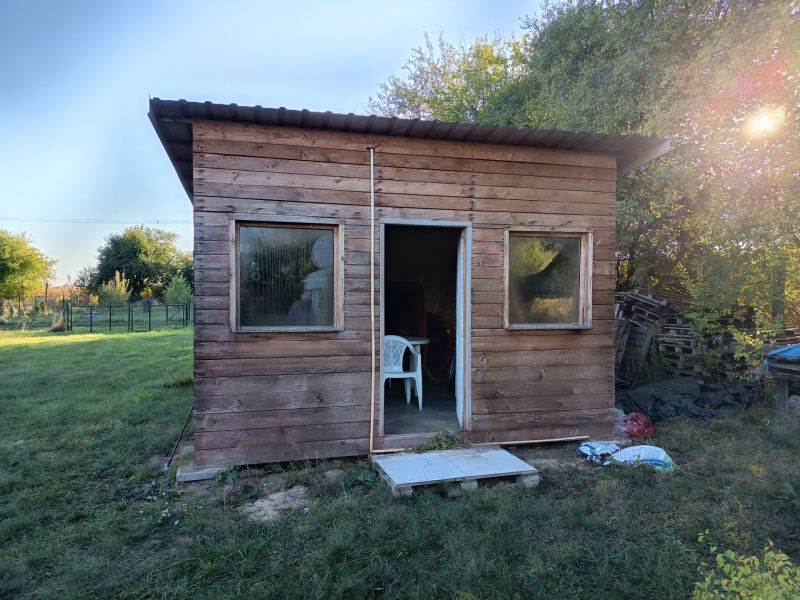 Dřevěná chatka se zahradou na Tatranské ulici ve Zlatých Moravcích během slunečného dne.