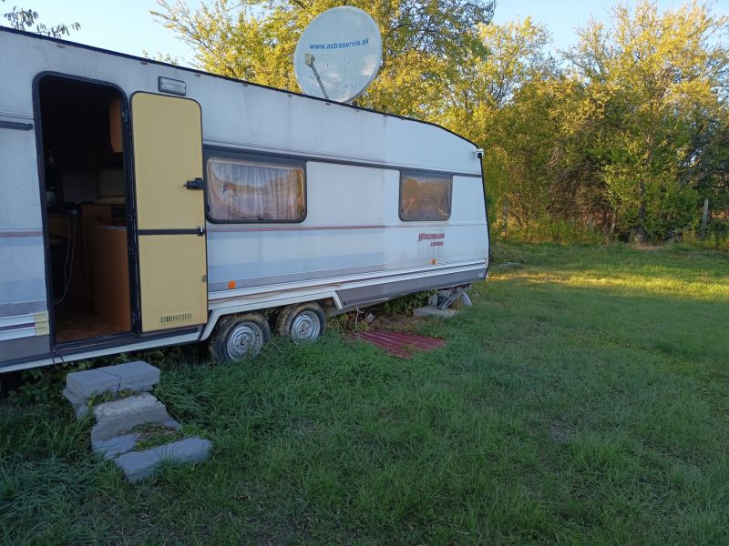 Karavan na travnaté ploše v Zahradách na Tatranské 201 ve Zlatých Moravcích.