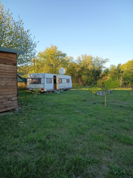 Karavan na travnaté ploše v zahradách na Tatranské 201, Zlaté Moravce.