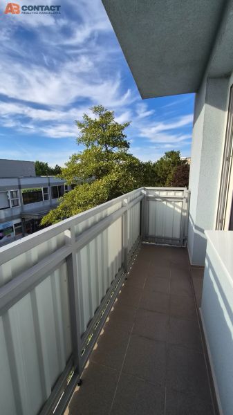 Balkon jednoho z bytů na ulici 8. května v Piešťanech.