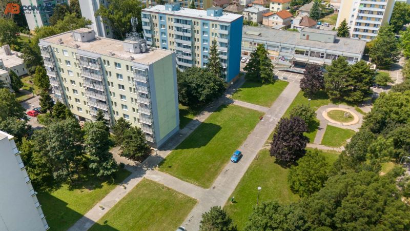 Panelové bytovky a zeleň na ulici 8. května v Piešťanech.