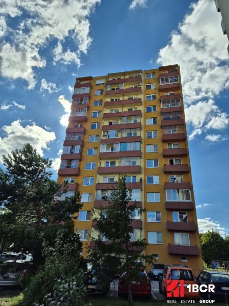 Bystrická ulice v Pezinku, panelový bytový dům na prodej, vhodný pro garsonku.