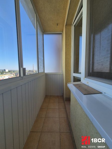 Balkon v garsonce s výhledem na Bystrickou ulici v Pezinku.