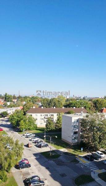 Výhled na obytnou čtvrť a zeleň, Trnava, z výšky, vhodný pro 3-pokojový byt.
