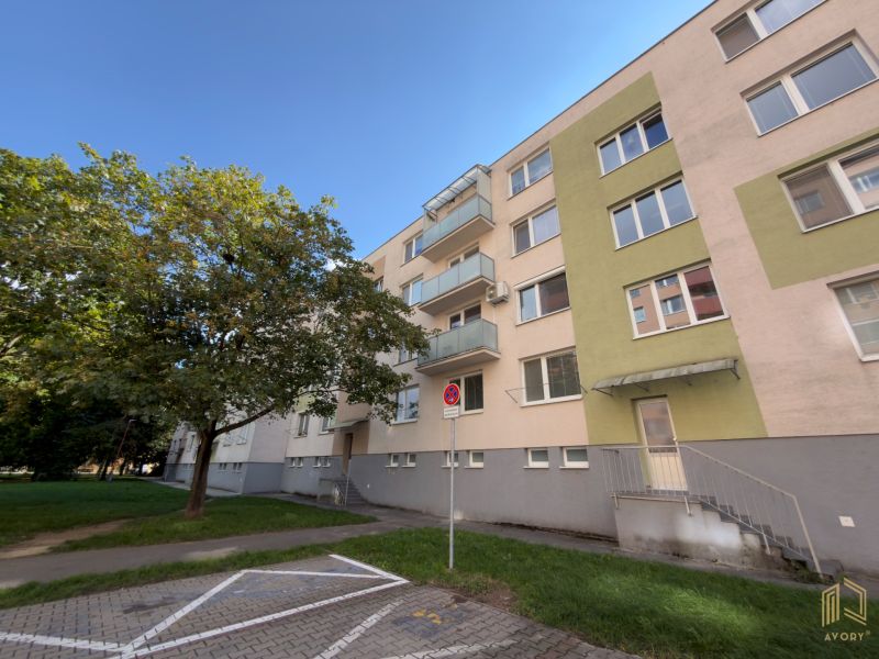 Bytový dům na Štefánikově ulici v Senici, vhodný pro 2-pokojový byt.
