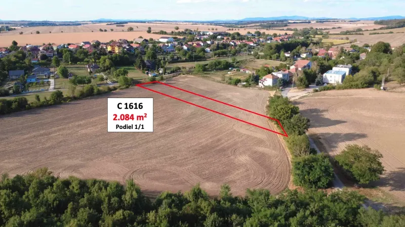 Zemědělské a lesní pozemky v obci Podhájska, o rozloze 2 084 m².