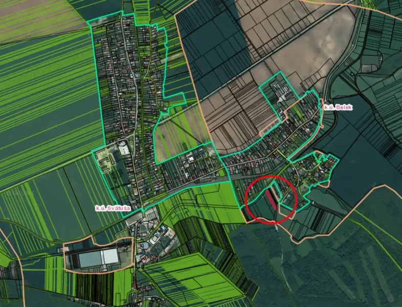 Mapa zemědělských a lesních pozemků v okolí Podhájske s barevným vyznačením území.