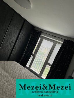 Ložnice v 2-pokojovém bytě s postelí a oknem, prověřená realitní kancelář.