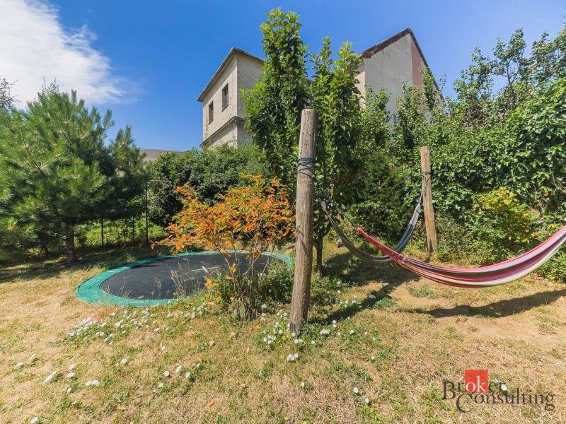 Zahrada s trampolínou a houpací sítí na Čajakově ulici v Bratislavě-Novém Městě.