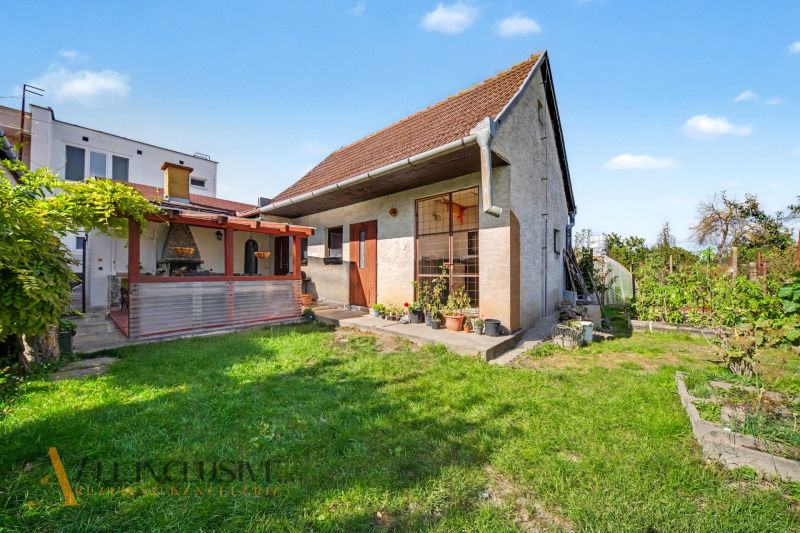 Rodinný dům s terasou a zahradou v blízkosti Trstíc na prostorném pozemku.