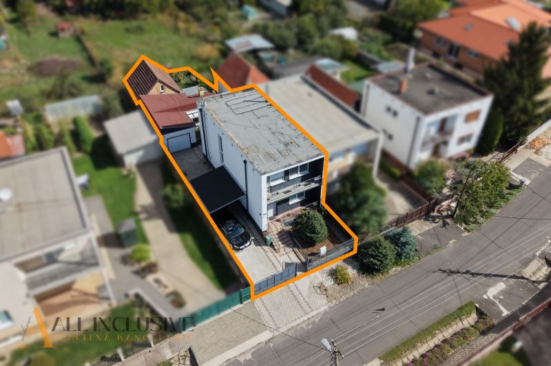 Rodinný dům v Trsticích na letecké fotografii, s označenými hranicemi pozemku.