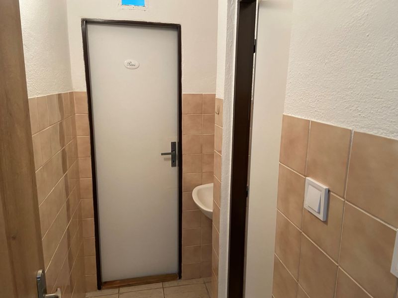 Dveře na toaletu s nápisem 