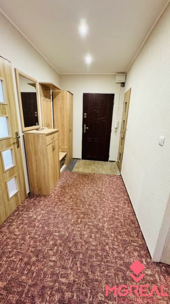 Předsíň s kobercem a vestavěnou skříní ve 3-pokojovém bytě.