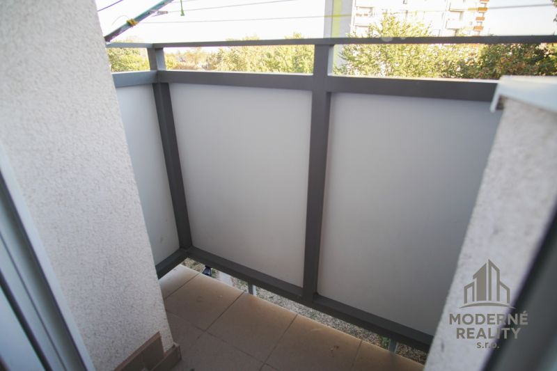 Balkon v 2-pokojovém bytě s výhledem na zeleň v Nových Zámcích.