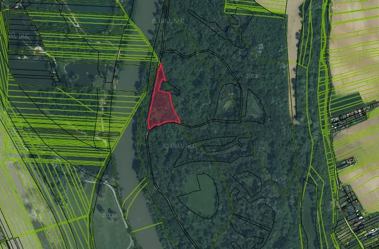 Mapa zemědělských a lesních pozemků v blízkosti lesa u Seredi.