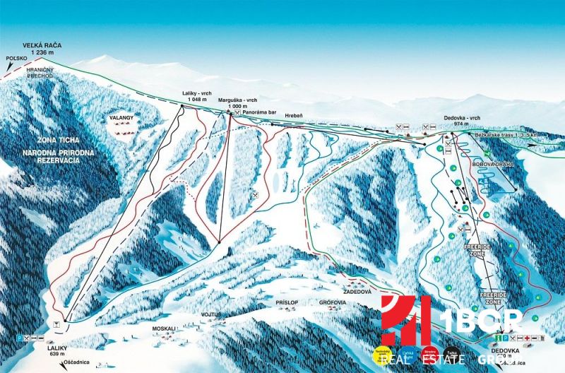 Lyžařská mapa střediska Velká Rača, Oščadnica s označenými sjezdovkami a oblastmi pro freeride.