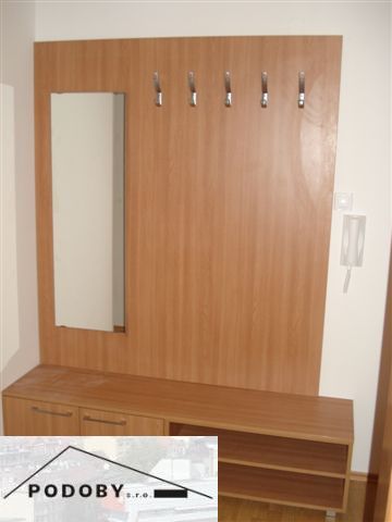 Předsíň s věšáky a zrcadlem, podlaha s dřevěným dekorem, ve 3-pokojovém bytě.
