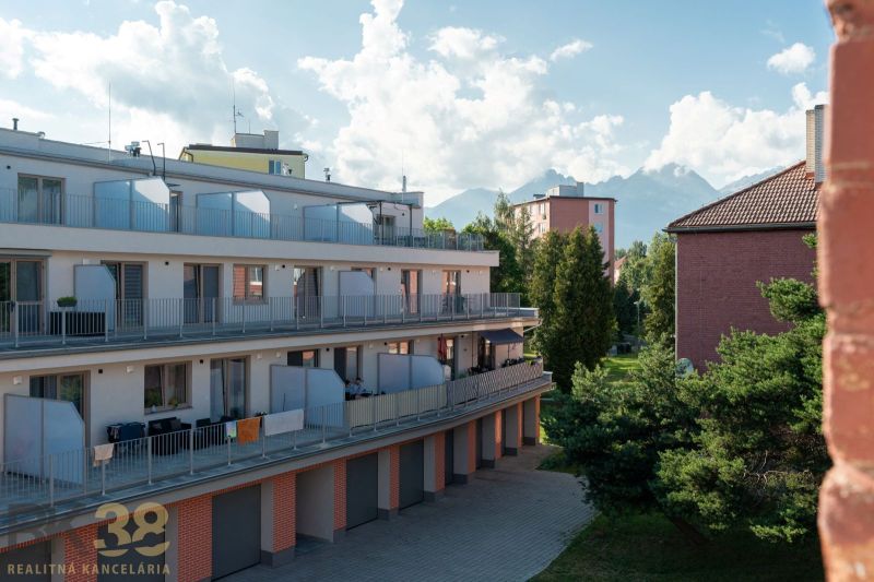 Bytový komplex na ulici 9. května ve městě Svit s výhledem na hory.