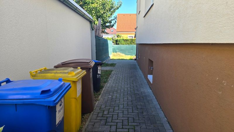 Rodinný dům na Kupeckého ulici v Piešťanech, odpadkové koše, úzký chodník.