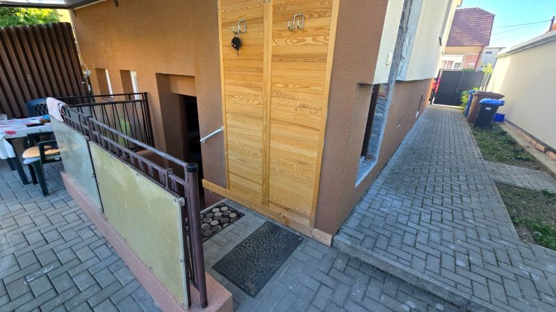Plocha se zámkovou dlažbou u rodinného domu na Kupeckého ulici v Piešťanech.