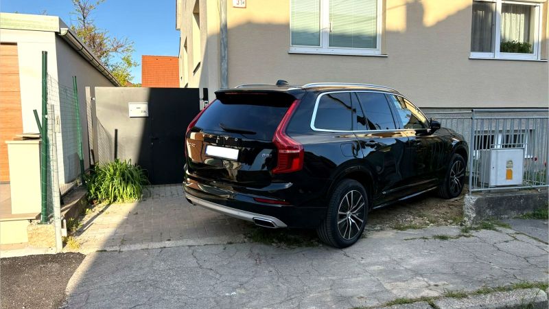 Rodinný dům na Kupeckého ulici v Piešťanech s autem před garáží.
