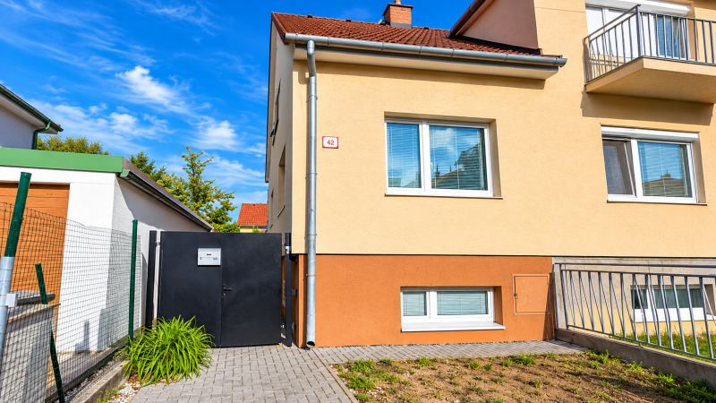 Rodinný dům na Kupeckého ulici v Piešťanech s oploceným dvorem a vstupní bránou.