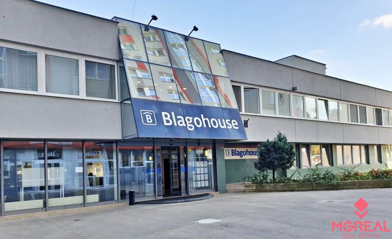 Obchodní prostory na Blagoevově ulici v Bratislavě-Petržalce s nápisem Blagohouse.