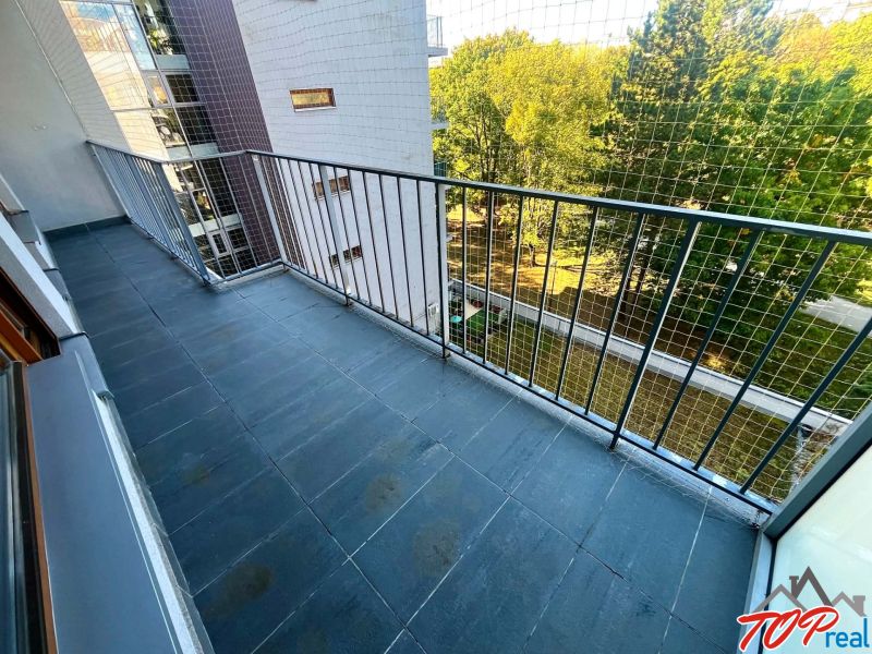 Balkon v 3-pokojovém bytě na ul. Obrody, Košice - městská část Západ, s výhledem do zeleně.