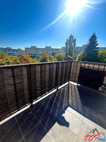 Balkón 3pokojového bytu s výhledem na zeleň na ul. Obrody, Košice - městská část Západ.