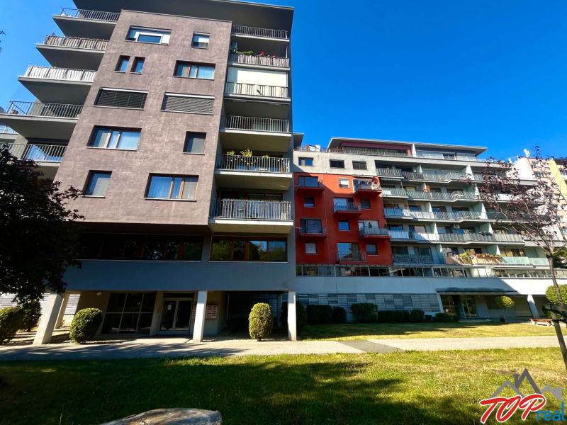 Bytový dům na ul. Obrody v Košicích - městská část Západ, s balkony a zelení.