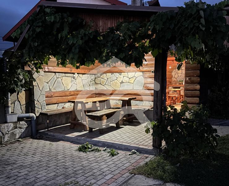 V Podhájske na Hluboké ulici, rekreační apartmán nabízí venkovní posezení pod vinnou révou.