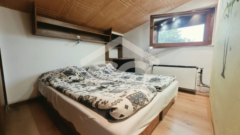 Podkrovní ložnice s manželskou postelí, policí a oknem, Rekreační apartmán.
