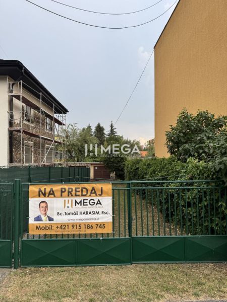 Na ulici Osvoboditelů v Humenném se nacházejí garáže na prodej.