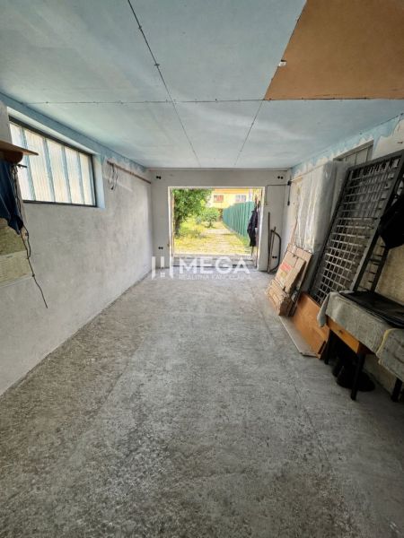 Betonová podlaha v garáži s denním světlem a otevřenými dveřmi na ulici Osvoboditelů v Humenném.