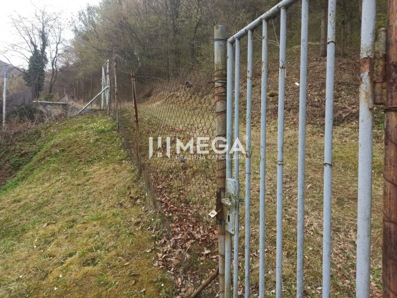 Brána a plot v zahradě na okraji lesíka v Humenném na ulici Zahrady.