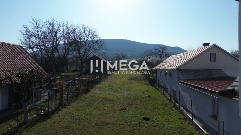 Pohled z Ptičia na Ptičie - pozemky na bydlení s výhledem na kopce.