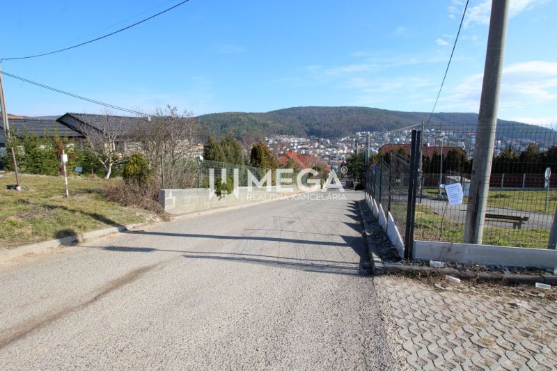 Ulice Majakovského v Humenném, výhled na Pozemky - bydlení s panoramatem města a kopců.