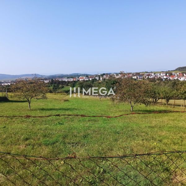 Pozemek pro bydlení v Humenném, s výhledem na městskou panorámu a zeleň.